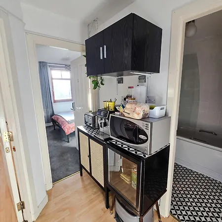 Double With Shared Bathroom Near The Shore And Tram * אדינבורו