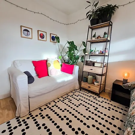 בית הארחה Double With Shared Bathroom Near The Shore And Tram אדינבורו