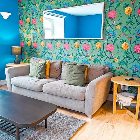 Cosy 2 Bedroom Apartment *