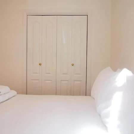 Fettes - Homely 2bd In Quiet Development דירה אדינבורו