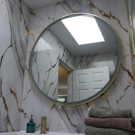 One - New To Market Apartment *