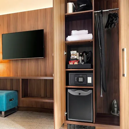 מלון Courtyard By Marriott 4*