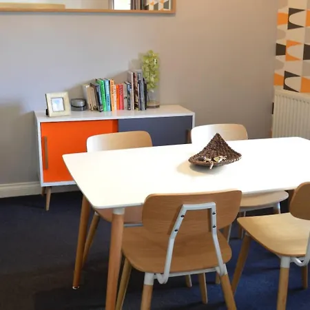 Large 2 Bed Flat, 2 Bath, Free Parking & Lift