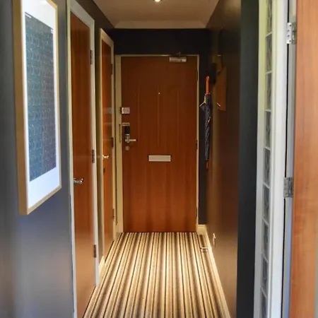 Large 2 Bed Flat, 2 Bath, Free Parking & Lift * Edimburgo