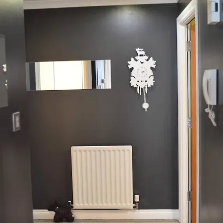 Large 2 Bed Flat, 2 Bath, Free Parking & Lift Edimburgo