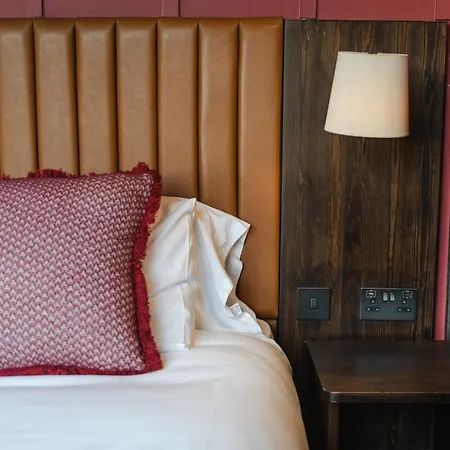 Code - The Court, Albergue