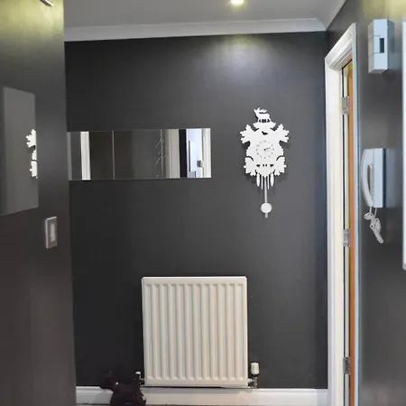 Large 2 Bed Flat, 2 Bath, Free Parking & Lift * 爱丁堡