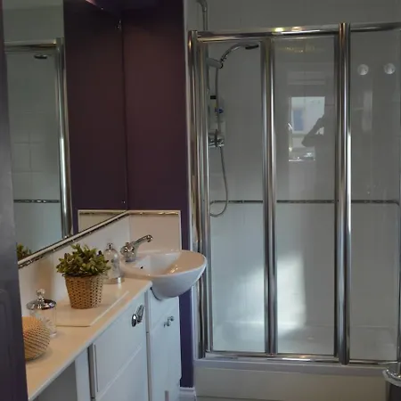 Large 2 Bed Flat, 2 Bath, Free Parking & Lift 公寓