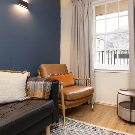 Joivy Stylish Castle View Flat With Balcony דירה