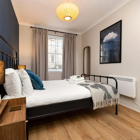 Joivy Stylish Castle View Flat With Balcony *