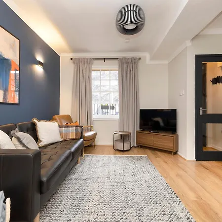 Joivy Stylish Castle View Flat With Balcony אדינבורו