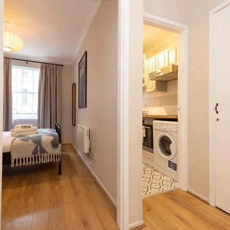 Joivy Stylish Castle View Flat With Balcony דירה *