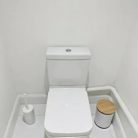 Dreghorn House 5 B-rooms 9 Beds 3 Toilets 2 Showers,1 Bath 2 Receiption Secure Free Parking 233 Wifi