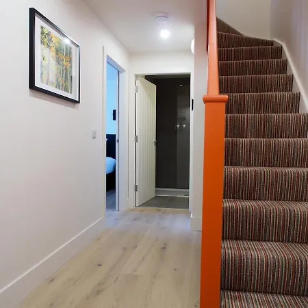 Daire Bright & Airy Mezzanine Loft In - Flat 4, Elgin House *