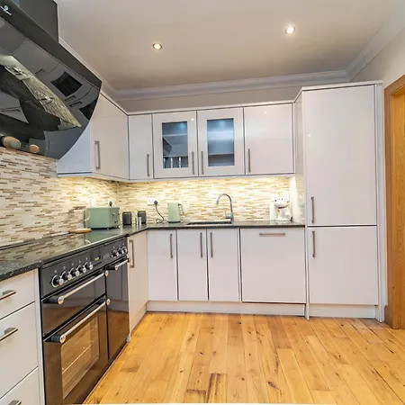 Family Friendly 3br Townhouse With 6 Beds And Parking Tatil Evi