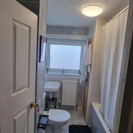 A Cozy One Bedroom In A 2 Bedroom Flat *