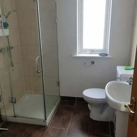 Bedroom In A 4 Bed House, Direct Bus To Center, Silver 度假居 *