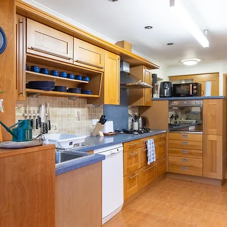 Semesterbostad Bright, Spacious House