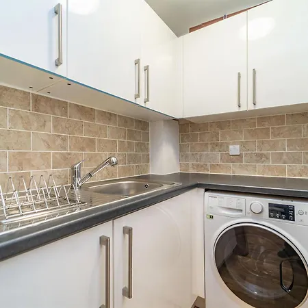 Family Friendly 3br Townhouse With 6 Beds And Parking *