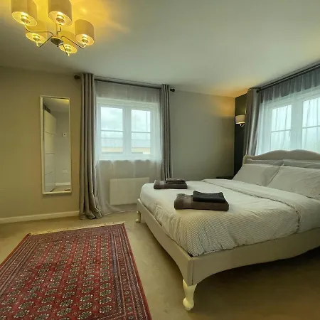 Entire 3 Bedroom House In Suburban Area Дом отдыха *