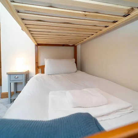 Family Friendly 3br Townhouse With 6 Beds And Parking *