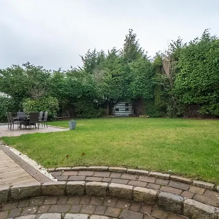 Spacious 5-bed With Garden Parking - Pass The Keys *