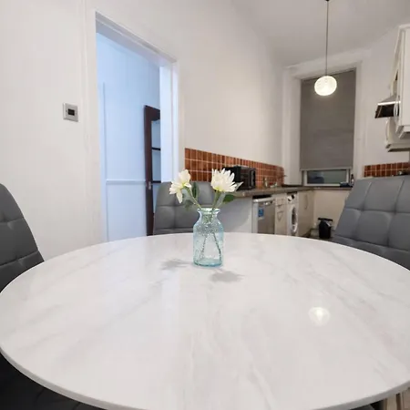 Spacious Easter Road 2br Apartman
