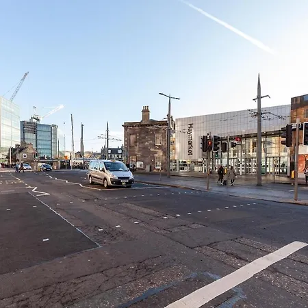 Victorian - Centre - Free Car Space *