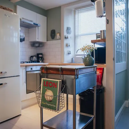 Snug 1 Bed In Edinburgh's Juniper *