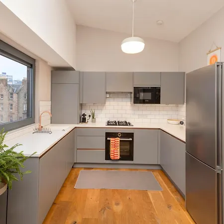 Stylish 2-bedroom In Leith شقة *