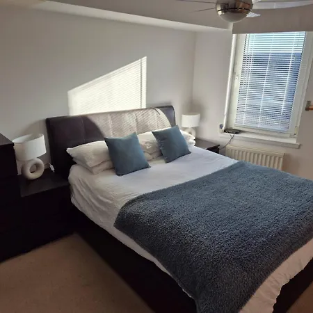 Spacious, Sunny Leith Daire Edinburgh