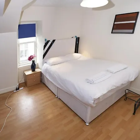 2 Bedroom In Newtown * Edinburgh