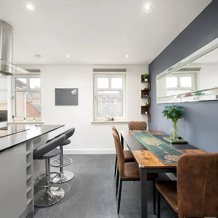 Stylish 2-bed Flat With Balcony Near Haymarket - Pass The Keys Lägenhet