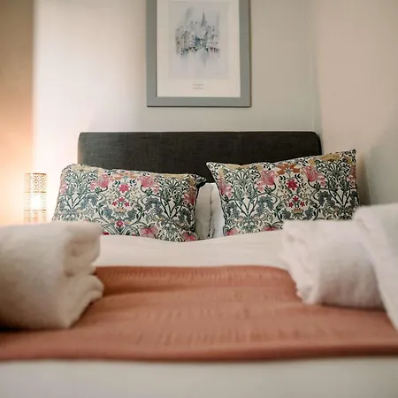 3 Bed Traditional On Picturesque Victoria St Edimburgo