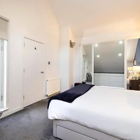 Chic 3-bedroom 2-storey House Near Centre With Free Parking *