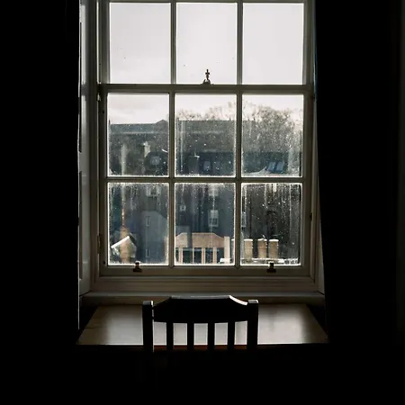 Apartment 3 Bed Traditional On Picturesque Victoria St *