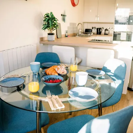 3 Bed Traditional On Picturesque Victoria St