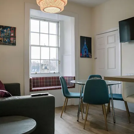 3 Bed Traditional On Picturesque Victoria St Apartment *