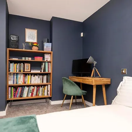 Chic 3-bedroom 2-storey House Near Centre With Free Parking