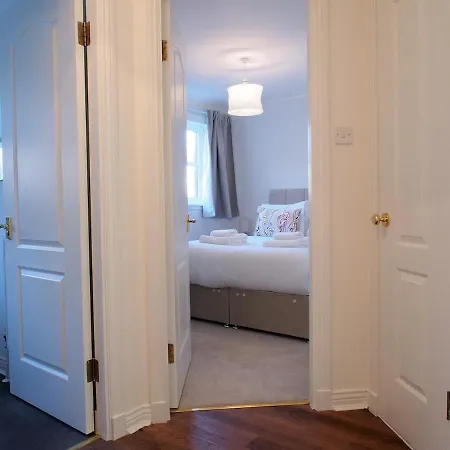 Fettes - Homely 2bd In Quiet Development Apartment Edinburgh