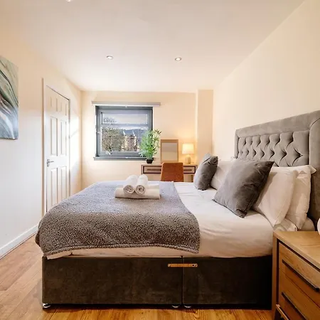 Bottom Of Royal Mile 7 Beds Sleeps 8 3 Bthrooms Lägenhet *
