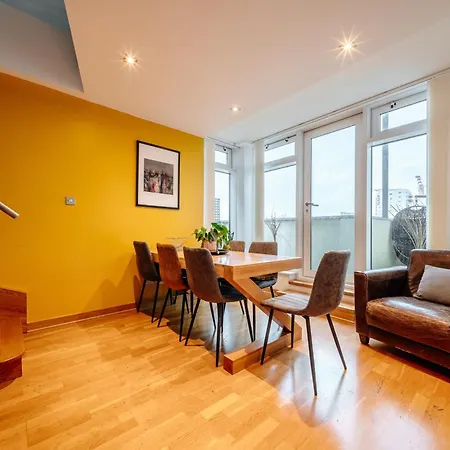Weston's Penthouse Sleep 10, 8 Beds Free Parking *