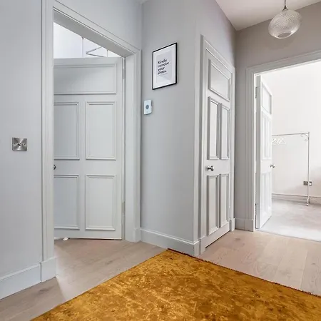 Victorian - Centre - Free Car Space Apartment *