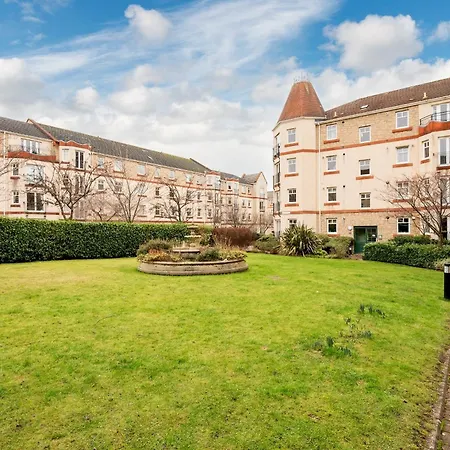 Stylish 2-bed Flat With Balcony Near Haymarket - Pass The Keys