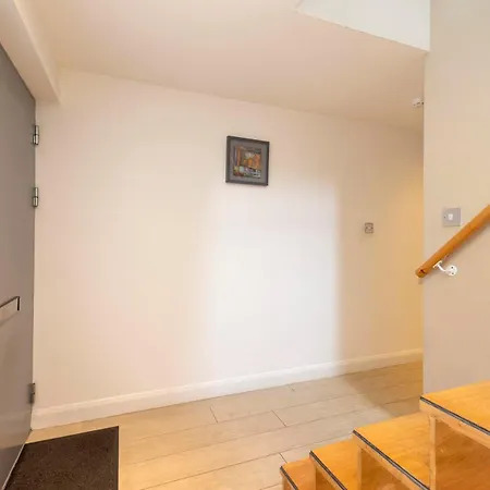 Chic 3-bedroom 2-storey House Near Centre With Free Parking Lägenhet *