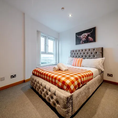 Weston's Penthouse Sleep 10, 8 Beds Free Parking Appartement