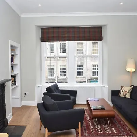 Daire High Street - Modern Scandi Design In The Heart Of The Old Town!