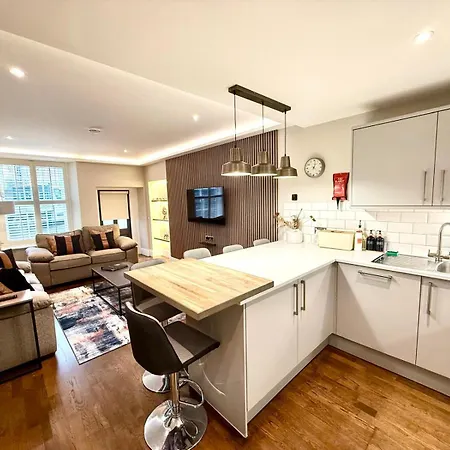 Modern 3 Bedroom Apartment, West End *