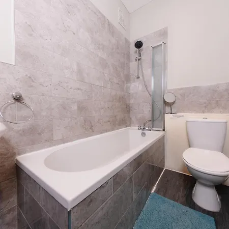 Relaxing 4 Bdrm شقة
