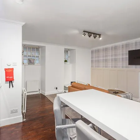 Holiday home Cowgate's Little Hideout With Free Parking *